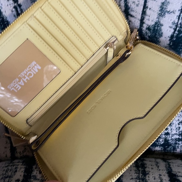 Michael Kors Jet Set Travel Lg Flat Multifunctional Phone Case-Wristlet-Wallet - Picture 3 of 16